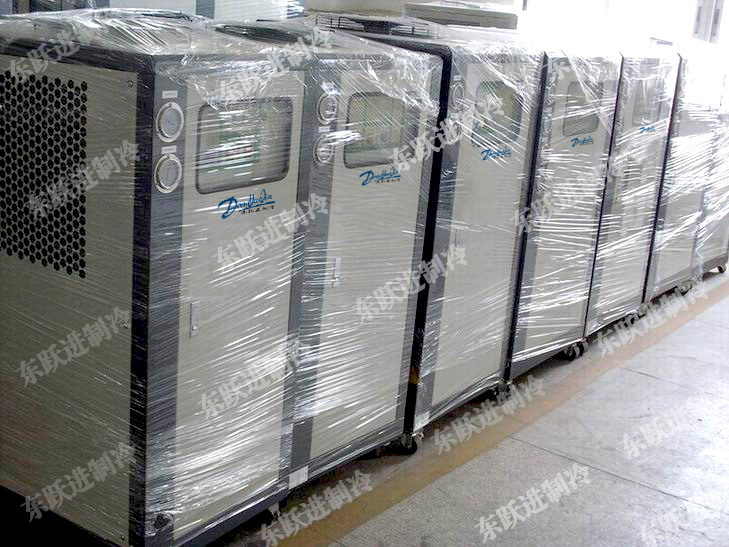 風冷箱式冷水機 風冷箱式冷水機